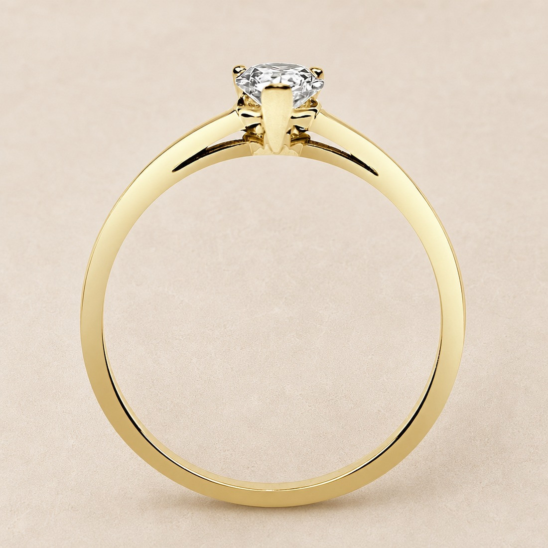Solitario oro amarillo de talla pera · perfil del engaste, diamante natural 0,50 ct | Joyería Bellido