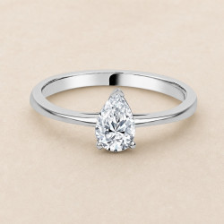 Solitario oro blanco de talla pera · diamante natural 0,50 ct | Joyería Bellido