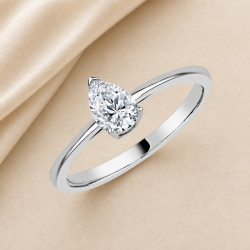 Solitario oro blanco de talla pera · vista en tres cuartos, diamante natural 0,50 ct | Joyería Bellido