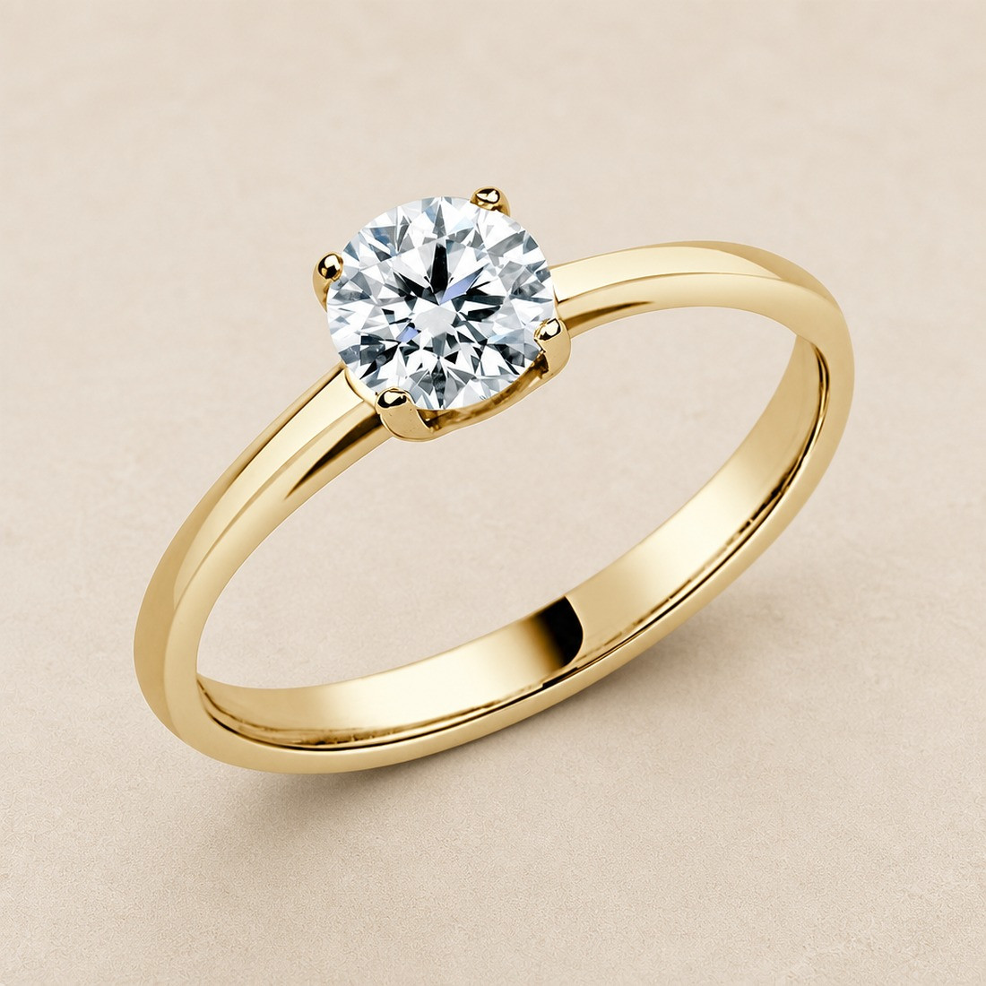 Solitario oro amarillo de cuatro garras · vista en tres cuartos, diamante natural 0,70 ct | Joyería Bellido