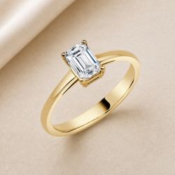 Solitario oro amarillo de talla esmeralda · vista en tres cuartos, diamante natural 0,70 ct | Joyería Bellido