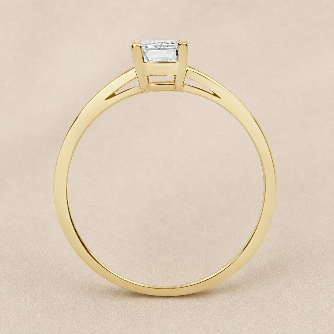 Solitario oro amarillo de talla esmeralda · perfil del engaste, diamante natural 0,70 ct | Joyería Bellido