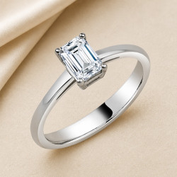 Solitario oro blanco de talla esmeralda · vista en tres cuartos, diamante natural 0,70 ct | Joyería Bellido