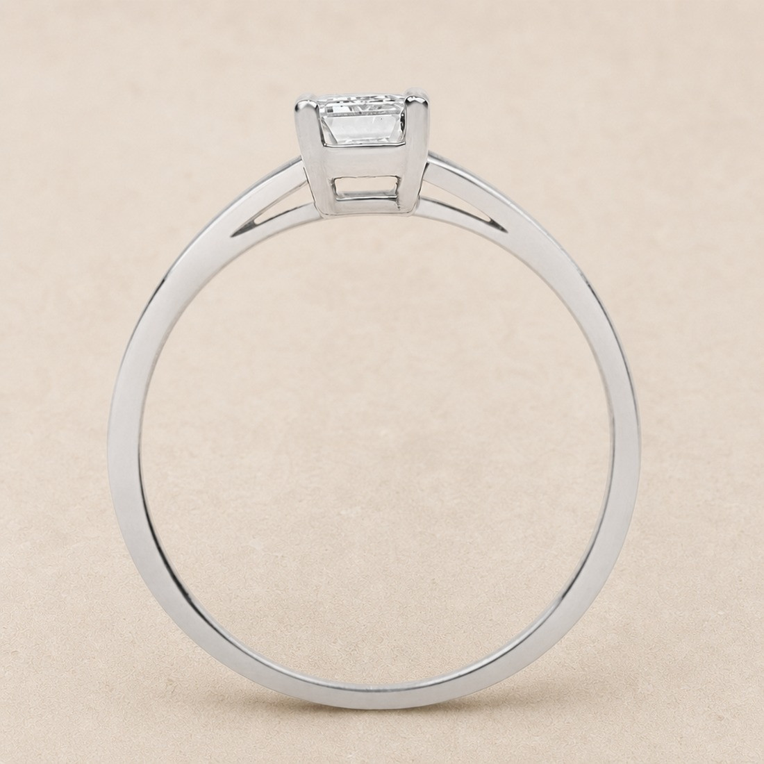 Solitario oro blanco de talla esmeralda · perfil del engaste, diamante natural 0,70 ct | Joyería Bellido