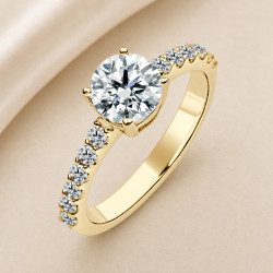 Solitario oro amarillo con diamantes en el brazo · vista en tres cuartos, diamante natural 1,00 ct | Joyería Bellido