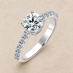 Solitario oro blanco con diamantes en el brazo · vista en tres cuartos, diamante natural 1,00 ct | Joyería Bellido