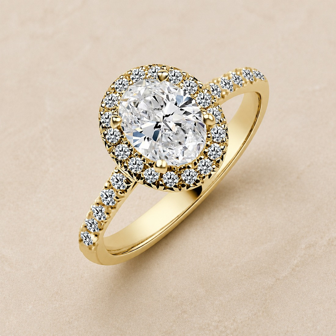 Solitario oro amarillo halo de talla oval · vista en tres cuartos, diamante natural 1,00 ct | Joyería Bellido