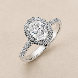 Solitario oro blanco halo de talla oval · vista en tres cuartos, diamante natural 1,00 ct | Joyería Bellido
