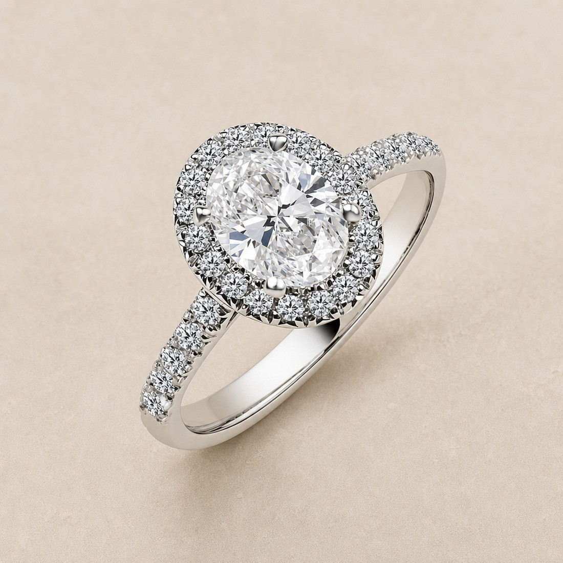 Solitario oro blanco halo de talla oval · vista en tres cuartos, diamante natural 1,00 ct | Joyería Bellido