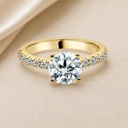 Solitario oro amarillo con diamantes en el brazo · diamante natural 1,50 ct | Joyería Bellido
