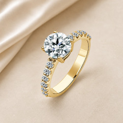 Solitario oro amarillo con diamantes en el brazo · vista en tres cuartos, diamante natural 1,50 ct | Joyería Bellido