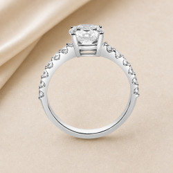 Solitario oro blanco con diamantes en el brazo · perfil del engaste, diamante natural 1,50 ct | Joyería Bellido