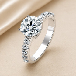 Solitario oro blanco con diamantes en el brazo · vista en tres cuartos, diamante natural 2,00 ct | Joyería Bellido