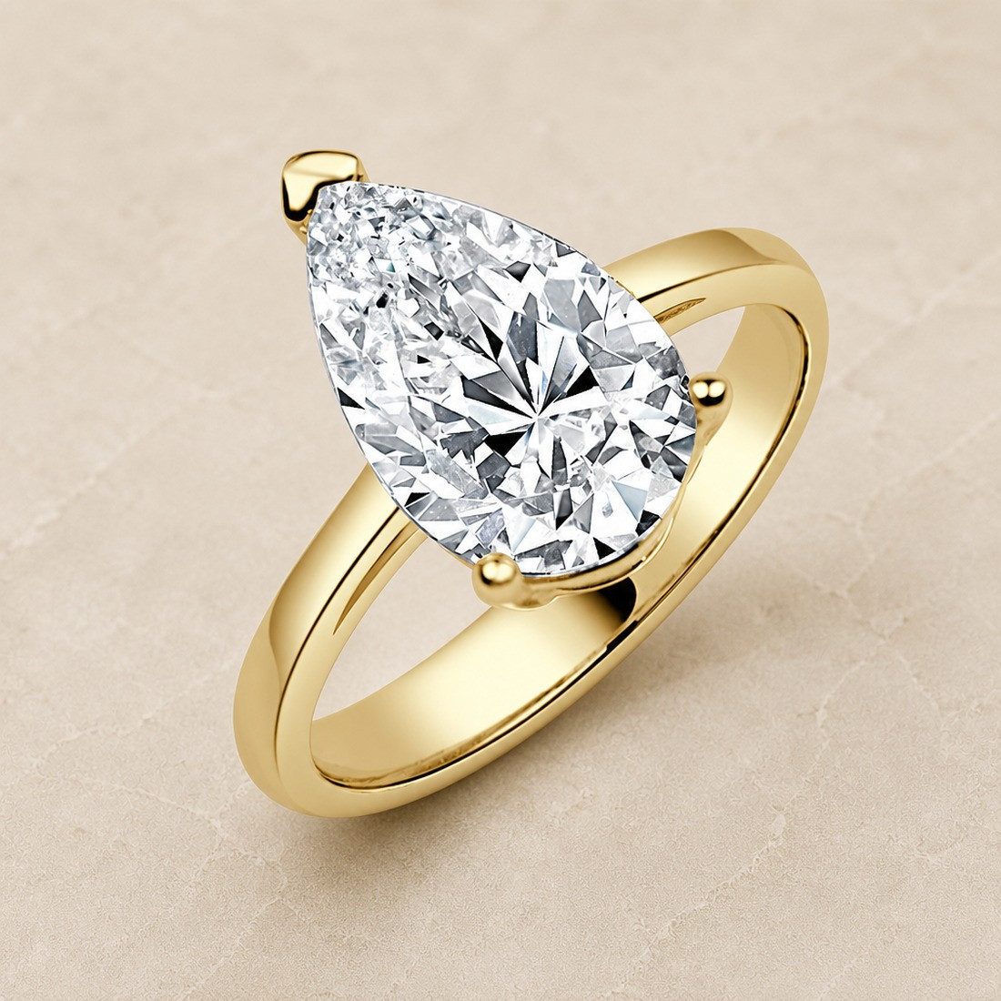 Solitario oro amarillo de talla pera · vista en tres cuartos, diamante natural 2,00 ct | Joyería Bellido