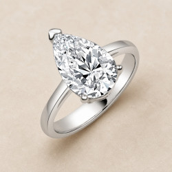Solitario oro blanco de talla pera · vista en tres cuartos, diamante natural 2,00 ct | Joyería Bellido