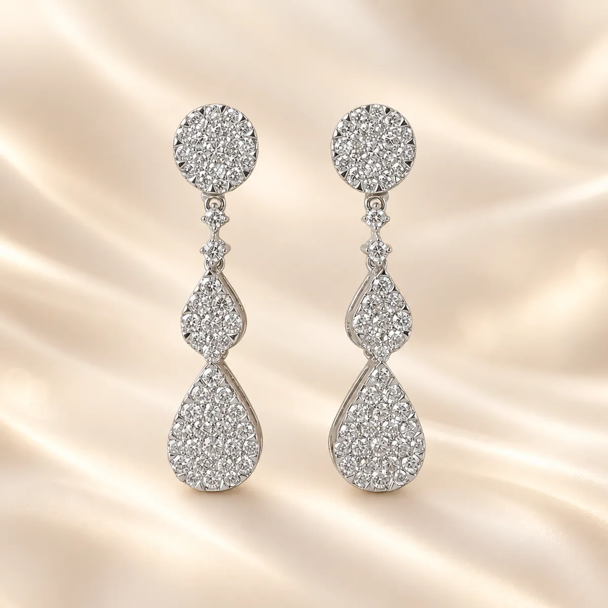 Pendientes largos de pavé de diamantes en forma de lágrima